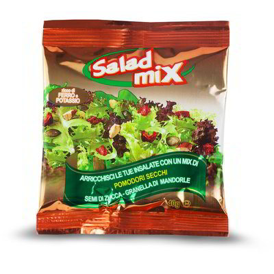Misto di frutta sgusciata, semi e pomodori essiccati per insalata