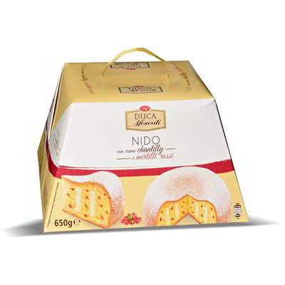 Dolce nido di Pasqua con crema chantilly e mirtilli rossi