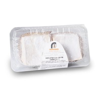 Porzione di torta diplomatica con crema chantilly