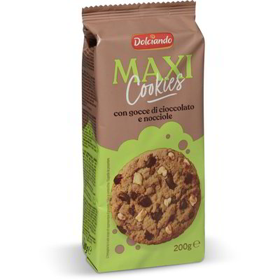 Biscotti maxi cookies con gocce di cioccolato e nocciole