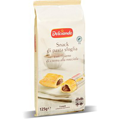 Snack di pasta sfoglia con ripieno di crema alla nocciola